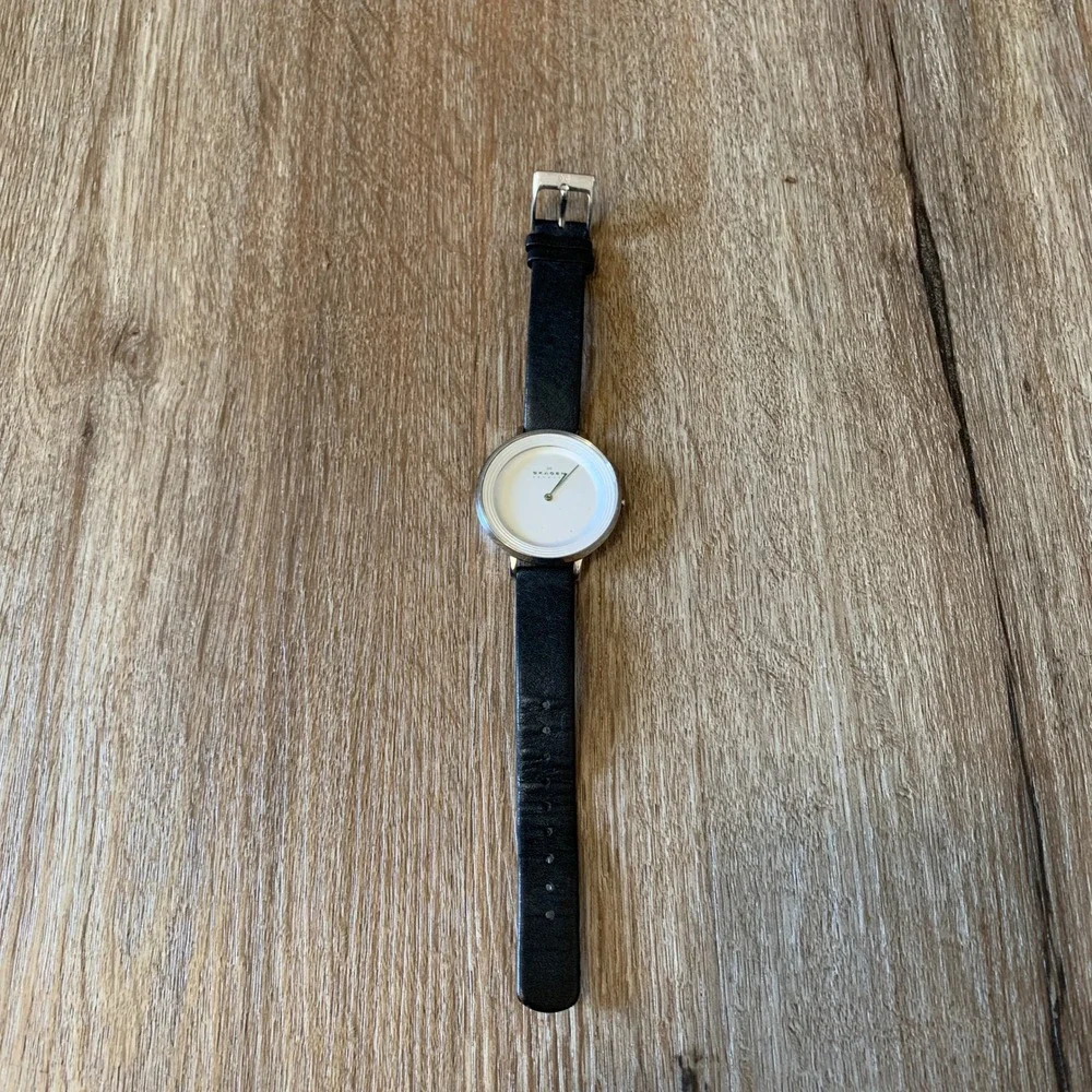 super cute Skagen Ditte watch w/ black leather strap - missing back